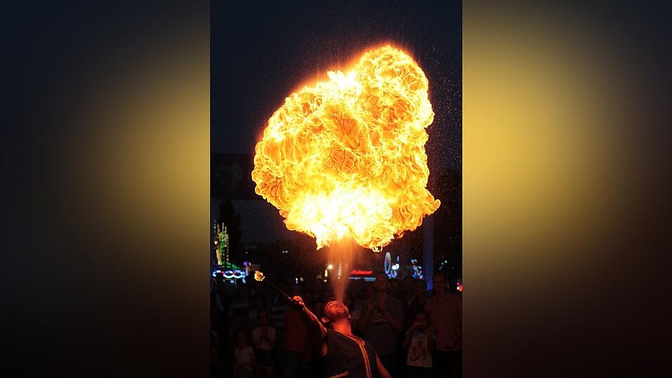 Feuershow auf dem Gäubodenvolksfest Feuershow auf dem Gäubodenvolksfest