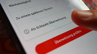 Neben dem Preis für die Kontoführung steigt für Geschäftskunden der Sparkasse auch der Preis für Überweisungen - um 30 Prozent von 17 auf 22 Cent.