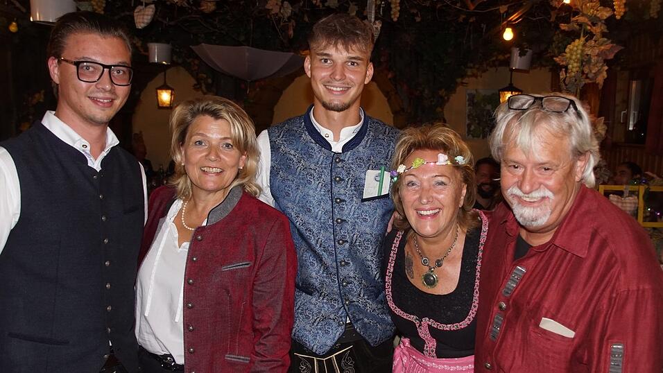 Irmgard Riedl (Zweite von rechts) mit ihrem Lebenspartner Georg, ihren Enkelsöhnen und der Wiesenter Bürgermeisterin Elisabeth Kerscher. Irmgard Riedl (Zweite von rechts) mit ihrem Lebenspartner Georg, ihren Enkelsöhnen und der Wiesenter Bürgermeisterin Elisabeth Kerscher.