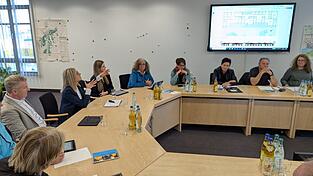 Die Architekten (v.l.) Robert Brunner, Jasmin Kraus und Jasmin Zankl stellten drei Varianten für den Bau des neuen Kindergartens in der Gemeinderatssitzung vor.