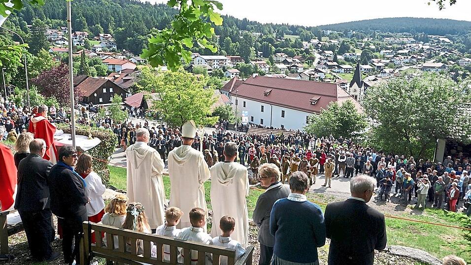 Die Bergmesse mit Pater Simeon Rupprecht: Viele Menschen wollten dabei sein. Die Bergmesse mit Pater Simeon Rupprecht: Viele Menschen wollten dabei sein.
