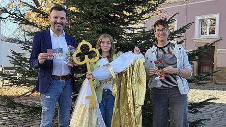 Bürgermeister Markus Hofmann, Christkindl Rosalie Seidl und Organisatorin Steffi Träger fiebern dem Adventsmarkt entgegen. Bürgermeister Markus Hofmann, Christkindl Rosalie Seidl und Organisatorin Steffi Träger fiebern dem Adventsmarkt entgegen.