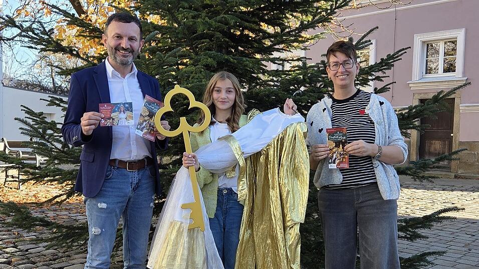 B&uuml;rgermeister Markus Hofmann, Christkindl Rosalie Seidl und Organisatorin Steffi Tr&auml;ger fiebern dem Adventsmarkt entgegen.