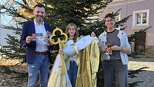 Bürgermeister Markus Hofmann, Christkindl Rosalie Seidl und Organisatorin Steffi Träger fiebern dem Adventsmarkt entgegen. Bürgermeister Markus Hofmann, Christkindl Rosalie Seidl und Organisatorin Steffi Träger fiebern dem Adventsmarkt entgegen.