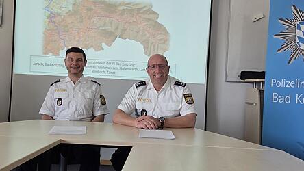 PI-Dienststellenleiter Christian Pongratz (r.) und sein Stellvertreter Thomas Schmidt stellten die Verkehrsstatistik f&uuml;r 2025 vor.