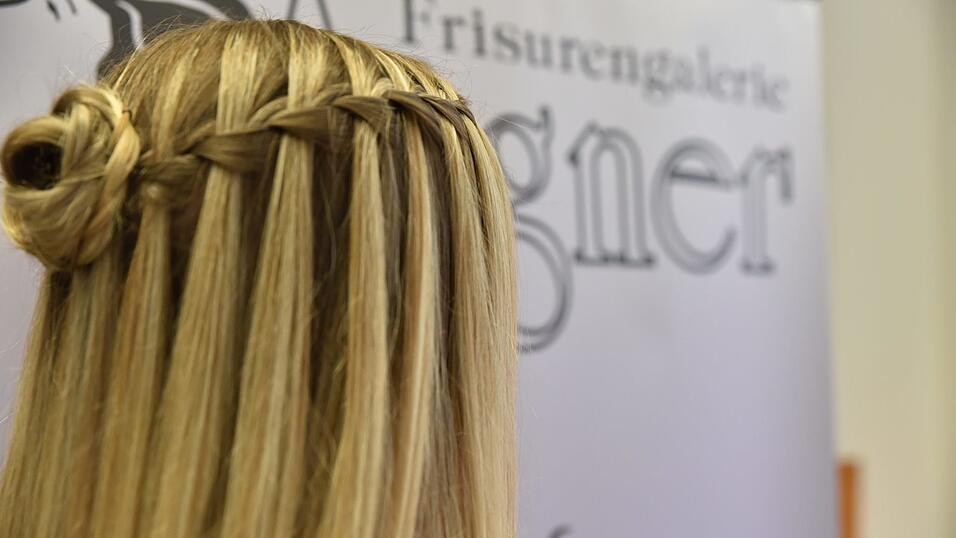 Und schon ist sie fertig - die Wasserfall-Frisur! Und schon ist sie fertig - die Wasserfall-Frisur!