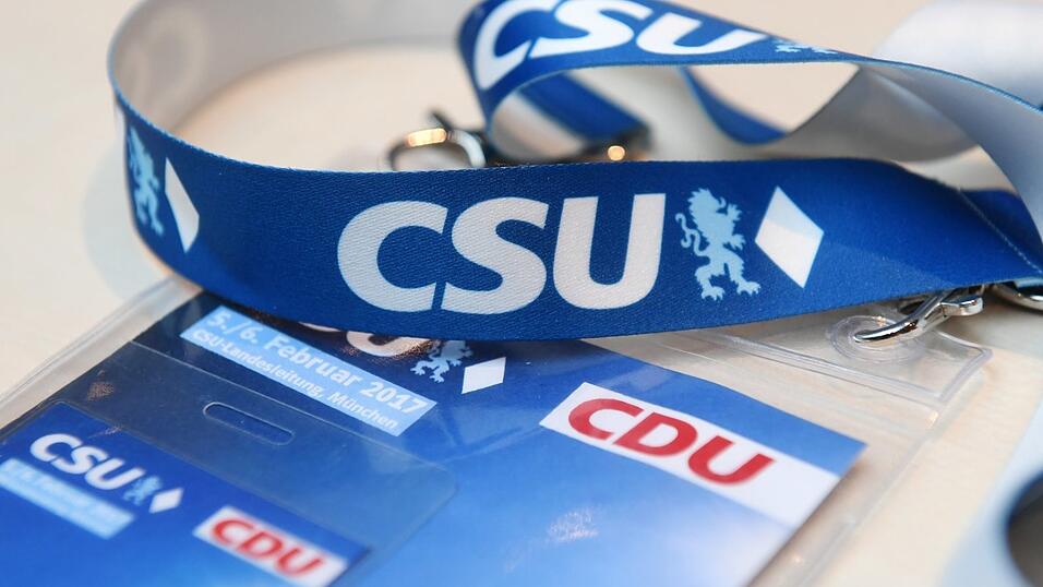 Die Schwesterparteien haben kaum Sanktionsmöglichkeiten gegen die beteiligten Abgeordneten und müssen darauf setzen, dass die Zeit Wunden heilt. Die Schwesterparteien haben kaum Sanktionsmöglichkeiten gegen die beteiligten Abgeordneten und müssen darauf setzen, dass die Zeit Wunden heilt.
