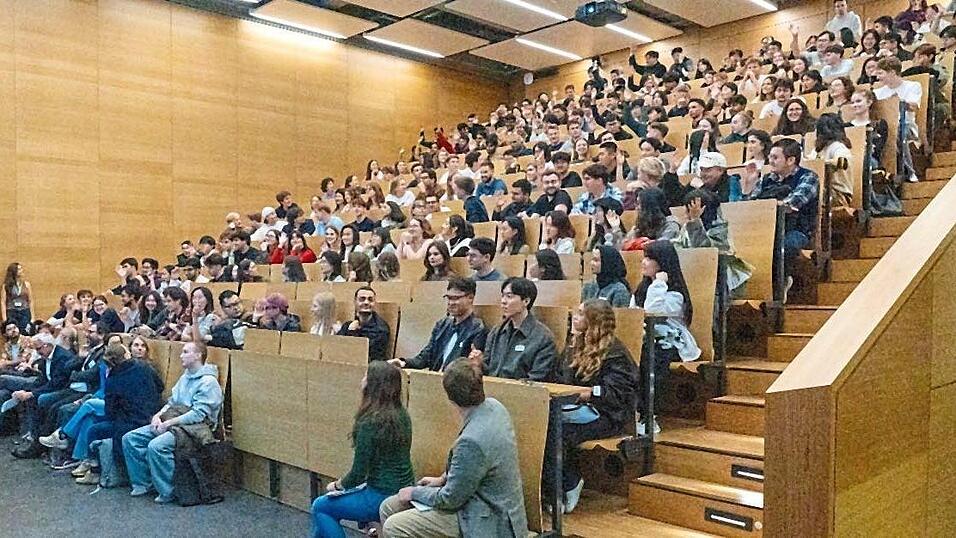 Der TUM Campus Straubing hat am Freitag seine neuen Studenten im vollen Hörsaal begrüßt.