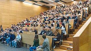Der TUM Campus Straubing hat am Freitag seine neuen Studenten im vollen Hörsaal begrüßt.