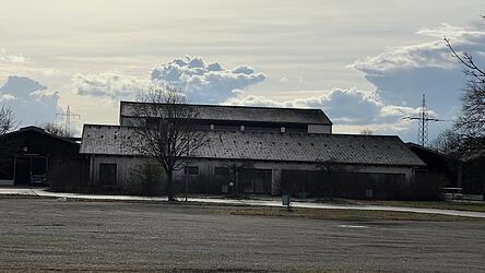 Das Viehvermarktungsgel&auml;nde an der Landshuter Stra&szlig;e im Altheimer Gewerbegebiet war in der Vergangenheit als Standort f&uuml;r eine Gemeinschaftsunterkunft f&uuml;r Gefl&uuml;chtete im Gespr&auml;ch. Jetzt sollen dort Stallungen f&uuml;r die Veterin&auml;r&auml;mter mehrerer Landkreise angemietet werden. Foto: