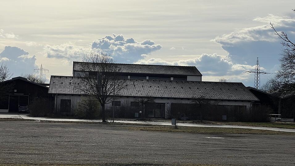Das Viehvermarktungsgelände an der Landshuter Straße im Altheimer Gewerbegebiet war in der Vergangenheit als Standort für eine Gemeinschaftsunterkunft für Geflüchtete im Gespräch. Jetzt sollen dort Stallungen für die Veterinärämter mehrerer Landkreise angemietet werden. Foto: Das Viehvermarktungsgelände an der Landshuter Straße im Altheimer Gewerbegebiet war in der Vergangenheit als Standort für eine Gemeinschaftsunterkunft für Geflüchtete im Gespräch. Jetzt sollen dort Stallungen für die Veterinärämter mehrerer Landkreise angemietet werden. Foto: