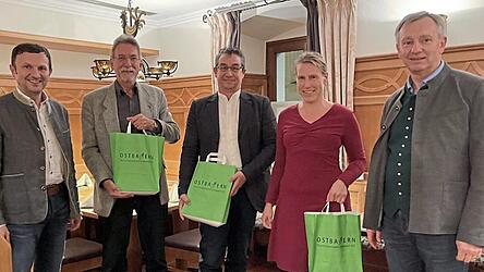 Bei einem Empfang der Stadt nahmen sich B&uuml;rgermeister Markus Hofmann (li.) und Kurdirektor Sepp Barth (re.) Zeit, die Stadt mit ihrem Brauchtum und der Besonderheit des Lebensstilprogramms vorzustellen.