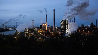 In der Chemie-Industrie verdienen hierzulande knapp eine Million Mitarbeiter ihr Geld. Wegen der rapide gestiegenen Energiepreise steckt die Branche in Schwierigkeiten und baut Stellen ab.
