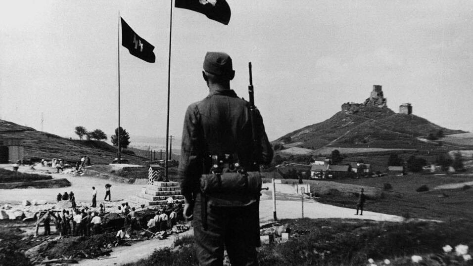 SS-Mann vor Landschaftskulisse bei der Errichtung des KZ Flossenbürg: eine Inszenierung von Macht und Kontrolle.