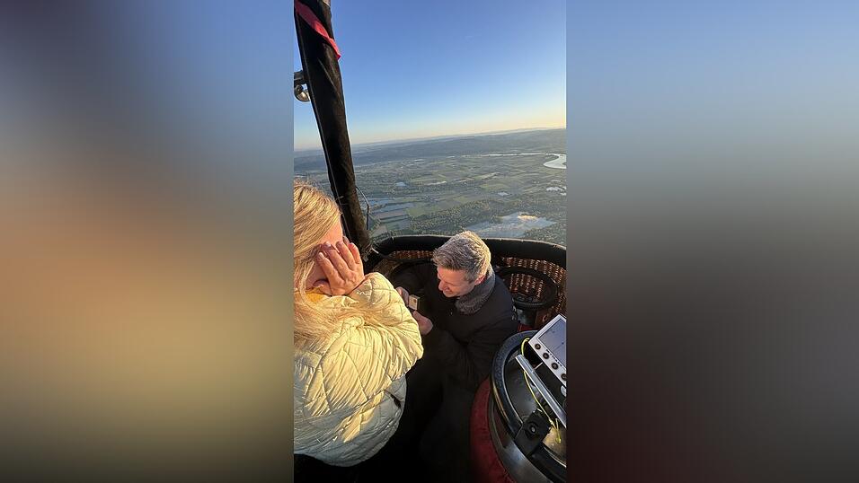 &Uuml;ber Eltheim geht Markus Bl&ouml;chl vor seiner Partnerin auf die Knie und zieht den Ring hervor.&nbsp;