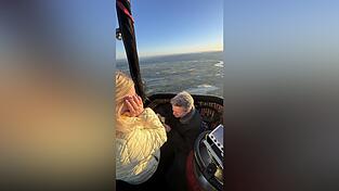 &Uuml;ber Eltheim geht Markus Bl&ouml;chl vor seiner Partnerin auf die Knie und zieht den Ring hervor.&nbsp;