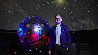 Tim Florian Horn, Vorstand der Stiftung Planetarium Berlin, vor dem Sternprojektor im Planetariumssaal des Berliner Zeiss-Großplanetariums: Hier wird der Traum vom Flug durchs All durch eine immersive Erfahrung wahr. Das Hybrid-Planetarium kombiniert die traditionelle Sternenprojektion mit einer digitalen Fulldome-Technologie. Aktuelle wissenschaftliche Entdeckungen fließen so jederzeit realistisch in die Projektion ein.