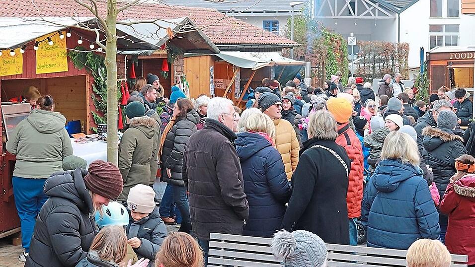 Der neue Standort des Veldener Adventsmarktes am Rathausplatz wurde allgemein positiv bewertet.