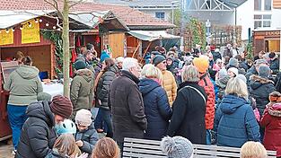 Der neue Standort des Veldener Adventsmarktes am Rathausplatz wurde allgemein positiv bewertet.