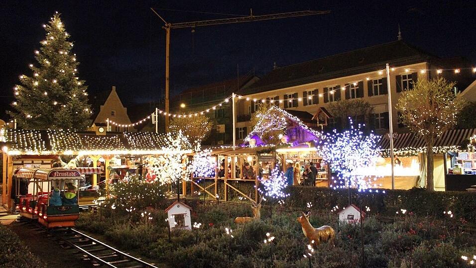Am Donnerstagabend ist der Landshuter Christkindlmarkt eröffnet worden. Am Donnerstagabend ist der Landshuter Christkindlmarkt eröffnet worden.