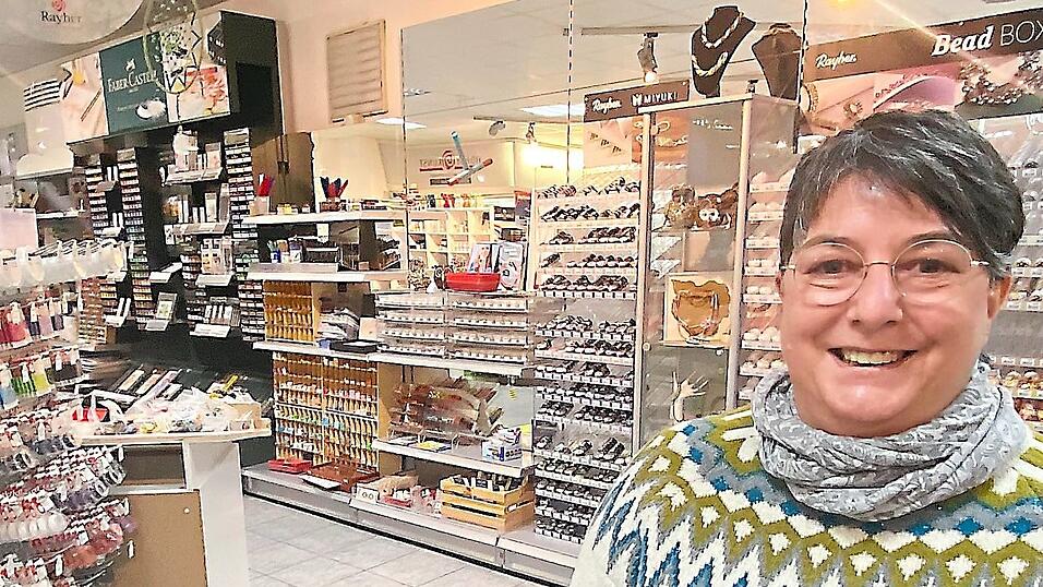 Andrea Dax schließt Anfang März den Hobby-Kunstladen an der Heilig-Geist-Gasse. So fällt nach der Kaut Bullinger Filiale in der Altstadt ein weiteres Geschäft für Bastler und Kaligrafen in Landshut weg. Andrea Dax schließt Anfang März den Hobby-Kunstladen an der Heilig-Geist-Gasse. So fällt nach der Kaut Bullinger Filiale in der Altstadt ein weiteres Geschäft für Bastler und Kaligrafen in Landshut weg.