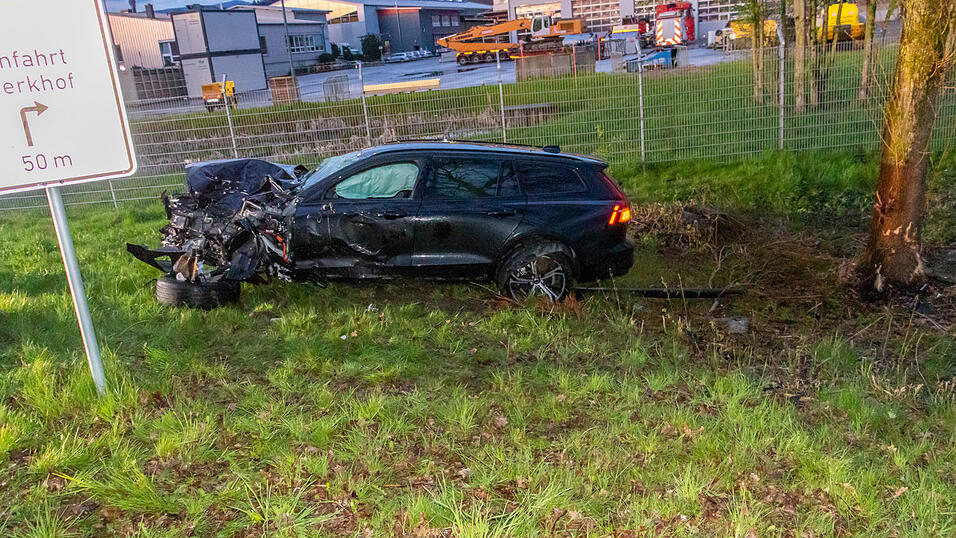 Der Volvo wurde bei dem Unfall komplett demoliert, auch die Leitplanke trug einigen Schaden davon.