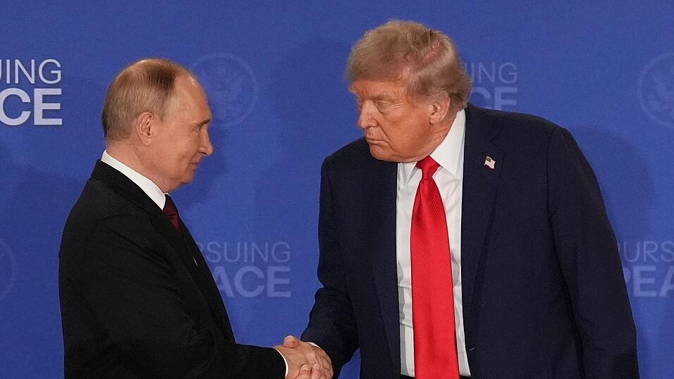 Der Kreml sieht noch viel Klärungsbedarf vor einem neuen Gipfel des russischen Präsidenten Wladimir Putin mit US-Präsident Donald Trump. (Archivbild)