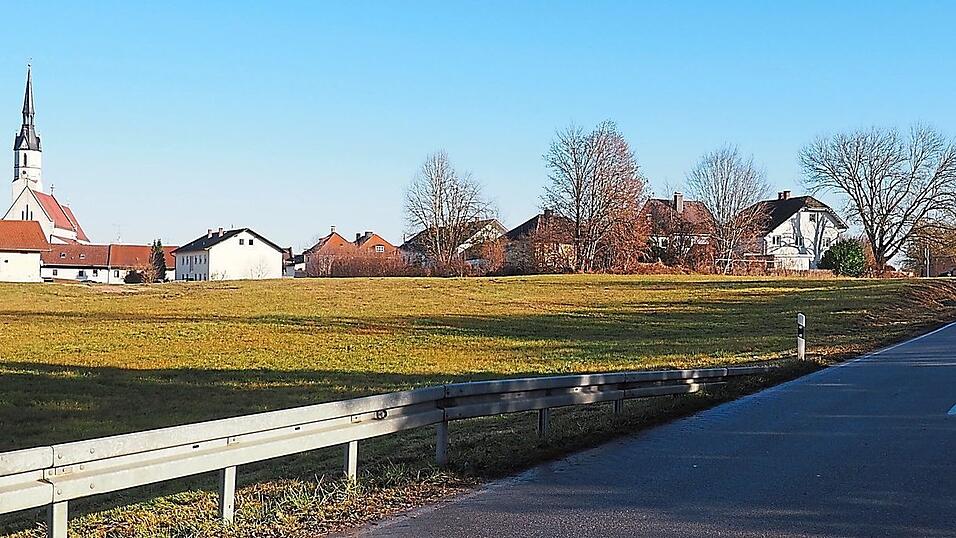 Hier soll der „Generationenpark an der Vils“ entstehen, auf der gegenüberliegenden Straßenseite das „Wohnen an der Vils“.