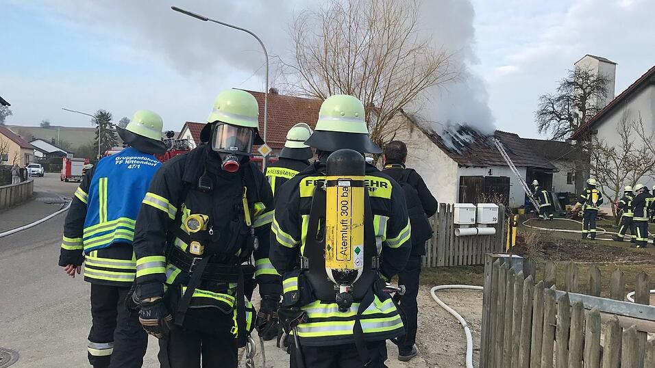 In Thumhausen bei Nittendorf fing eine Scheune Feuer.