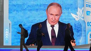 Kremlchef Wladimir Putin weist westliche Warnungen vor einem baldigen &Uuml;berfall Moskaus auf ein Nato-Land als Unsinn zur&uuml;ck.