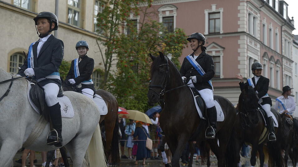 Zahlreiche Musik- und Trachtengruppen zogen nach dreij&auml;hriger Pause am Freitagabend zum Festplatz Am Hagen.&nbsp;