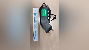 Diesen Elektroschocker entdeckten die Polizisten in der Umhängetasche des Zwölfjährigen.