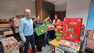 Um 9 Uhr holten am Dienstag die ersten Eltern Geschenke für ihre Kinder bei der Caritas ab. Um 9 Uhr holten am Dienstag die ersten Eltern Geschenke für ihre Kinder bei der Caritas ab.