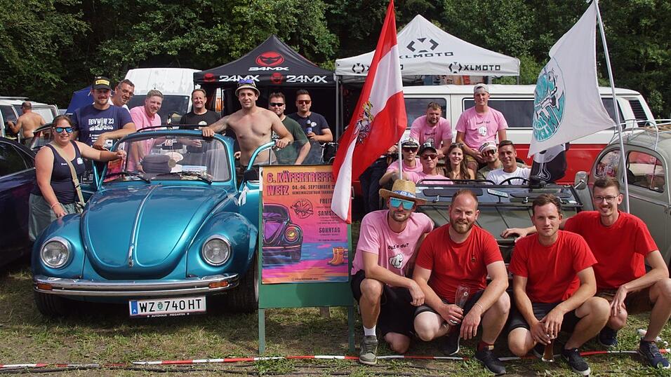 Motorbetriebene V&ouml;lkerverst&auml;ndigung: Tobias Aiwanger, Jakob Dummer und Alexander Scherm von den K&auml;ferfreunden Bayerwald (vorne rechts) mit k&auml;ferbegeisterten G&auml;sten aus Nieder&ouml;sterreich und der Steiermark.