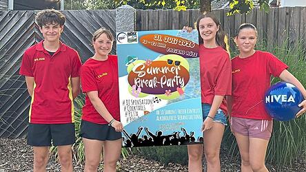 Die DLRG-Jugend möchte eine fröhliche Poolparty mit ihren Gästen feiern. Die DLRG-Jugend möchte eine fröhliche Poolparty mit ihren Gästen feiern.