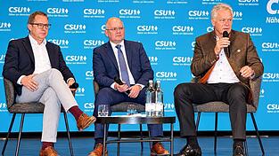 Wie geht es mit dem Wirtschaftsstandort Bayern und Deutschland weiter? Im Rahmen einer Podiumsdiskussion debattierten (v.l.) CSU-Generalsekretär Martin Huber, Sebastian Brehm, Landesvorsitzender der Mittelstands-Union, und Bundeslandwirtschaftsminister Alois Rainer. Wie geht es mit dem Wirtschaftsstandort Bayern und Deutschland weiter? Im Rahmen einer Podiumsdiskussion debattierten (v.l.) CSU-Generalsekretär Martin Huber, Sebastian Brehm, Landesvorsitzender der Mittelstands-Union, und Bundeslandwirtschaftsminister Alois Rainer.
