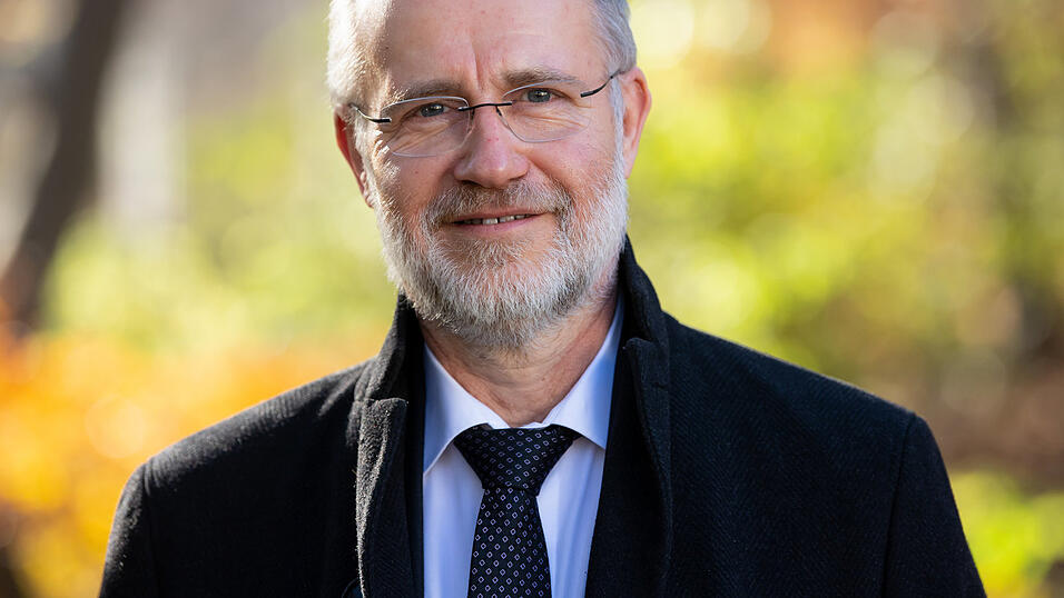 Professor Harald Lesch erlangte Bekanntheit durch popul&auml;r-wissenschaftliche TV-Sendungen, B&uuml;cher und Vortr&auml;ge. Er lehrt Physik an der LMU in M&uuml;nchen.