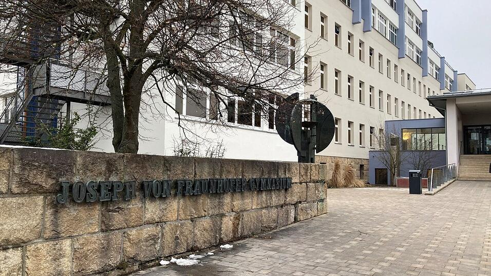 Seit 1967 tr&auml;gt das fr&uuml;here 'Gymnasium Cham' den Namen Joseph-von-Fraunhofer-Gymnasium.