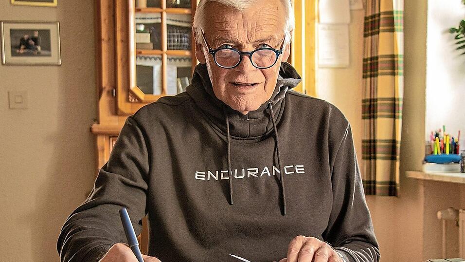 Handschriftlich hält Toni Fischer die Sagen- und Volkserzählungen fest.