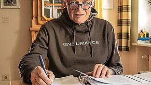 Handschriftlich hält Toni Fischer die Sagen- und Volkserzählungen fest. Handschriftlich hält Toni Fischer die Sagen- und Volkserzählungen fest.