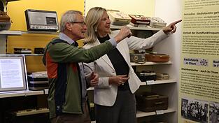 Vereinsmitglied J&uuml;rgen K&ouml;gler erz&auml;hlt Intendantin Wildermuth von den Nachkriegsradios.