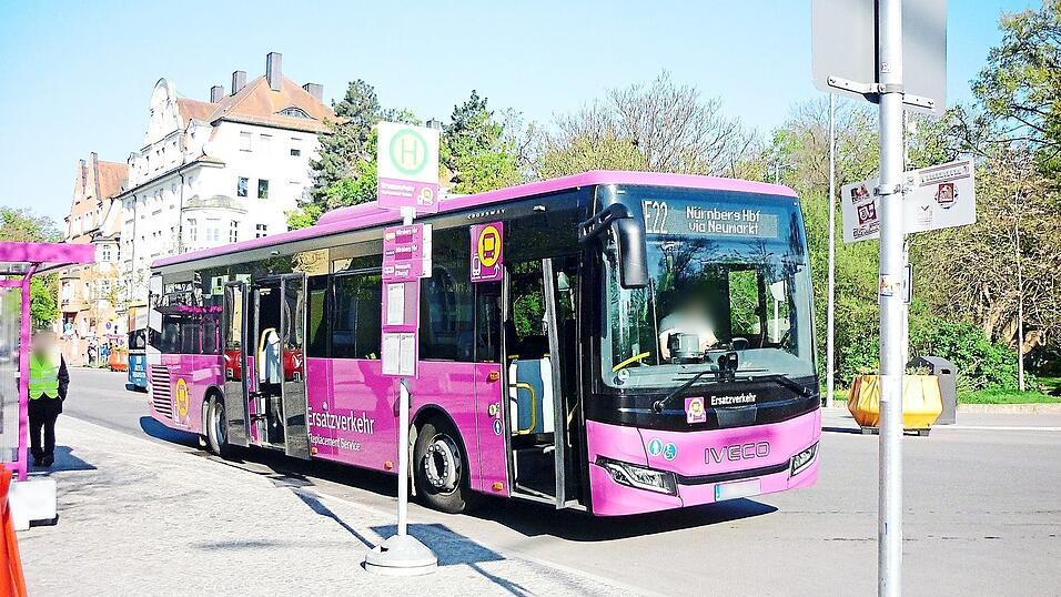 Ein lila SEV-Bus, hier noch in Regensburg Ein lila SEV-Bus, hier noch in Regensburg