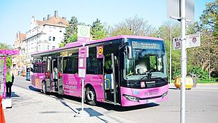 Ein lila SEV-Bus, hier noch in Regensburg Ein lila SEV-Bus, hier noch in Regensburg