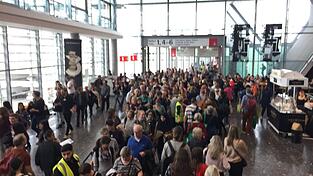 Lange Schlagen prägten das Bild vor den Hallen. Lange Schlagen prägten das Bild vor den Hallen.