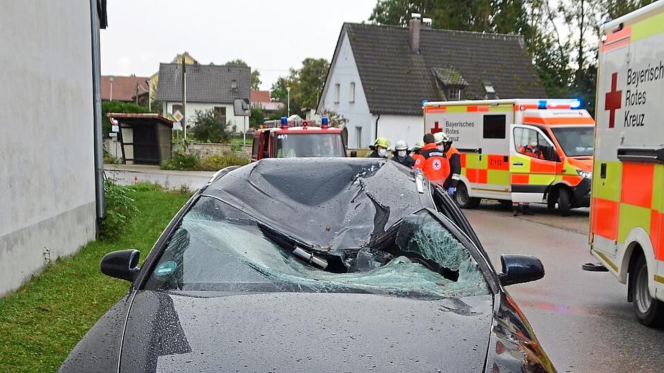 Das Wagendach wurde vollkommen eingedr&uuml;ckt ...