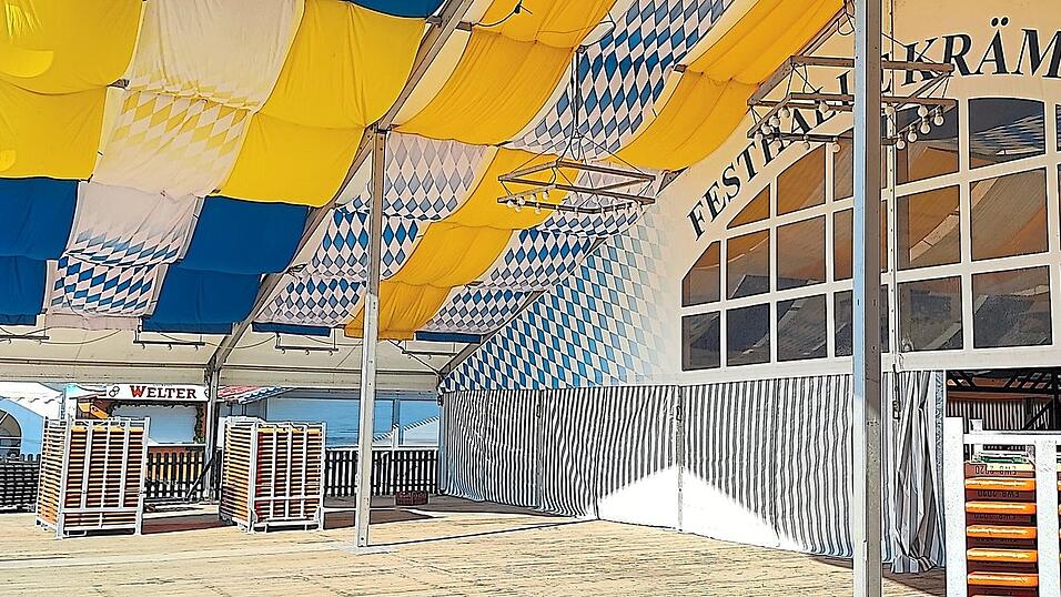 Das Festzelt ist dieses Mal etwas kleiner - daf&uuml;r gibt es mehr Platz f&uuml;r Biertische und -b&auml;nke im Freien.
