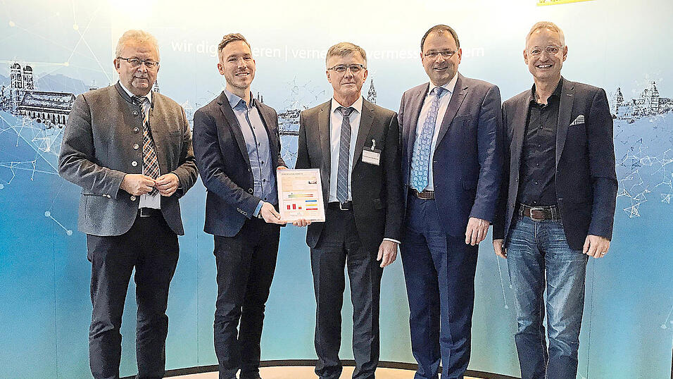 Freuen sich über die energetische Sanierung des Vermessungsamts und das damit verbundene Bekenntnis des Freistaats zum Standort (v.l.): Landrat Josef Laumer, Bauoberrat Peter Hellauer vom Staatlichen Bauamt Passau, Behördenleiter Johann Lerchenberger, Staatssekretär Martin Schöffel und Oberbürgermeister Markus Pannermayr. Freuen sich über die energetische Sanierung des Vermessungsamts und das damit verbundene Bekenntnis des Freistaats zum Standort (v.l.): Landrat Josef Laumer, Bauoberrat Peter Hellauer vom Staatlichen Bauamt Passau, Behördenleiter Johann Lerchenberger, Staatssekretär Martin Schöffel und Oberbürgermeister Markus Pannermayr.