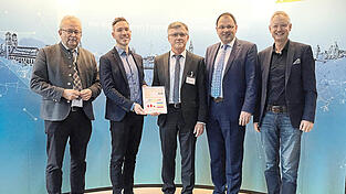 Freuen sich über die energetische Sanierung des Vermessungsamts und das damit verbundene Bekenntnis des Freistaats zum Standort (v.l.): Landrat Josef Laumer, Bauoberrat Peter Hellauer vom Staatlichen Bauamt Passau, Behördenleiter Johann Lerchenberger, Staatssekretär Martin Schöffel und Oberbürgermeister Markus Pannermayr. Freuen sich über die energetische Sanierung des Vermessungsamts und das damit verbundene Bekenntnis des Freistaats zum Standort (v.l.): Landrat Josef Laumer, Bauoberrat Peter Hellauer vom Staatlichen Bauamt Passau, Behördenleiter Johann Lerchenberger, Staatssekretär Martin Schöffel und Oberbürgermeister Markus Pannermayr.