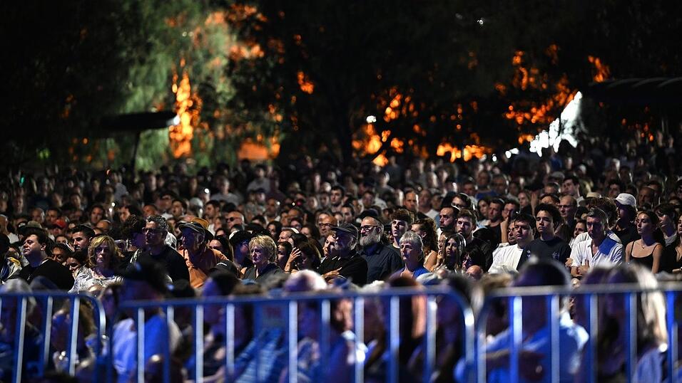 Zahlreiche Menschen nehmen an einer Mahnwache zum Nationalen Gedenktag f&uuml;r die Opfer und &Uuml;berlebenden des Anschlags am Bondi Beach in Sydney teil.