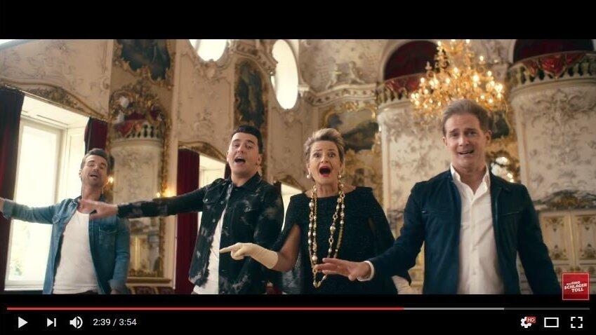 Die Gruppe Klubbb 3 und Gloria von Thurn und Taxis singen gemeinsam.